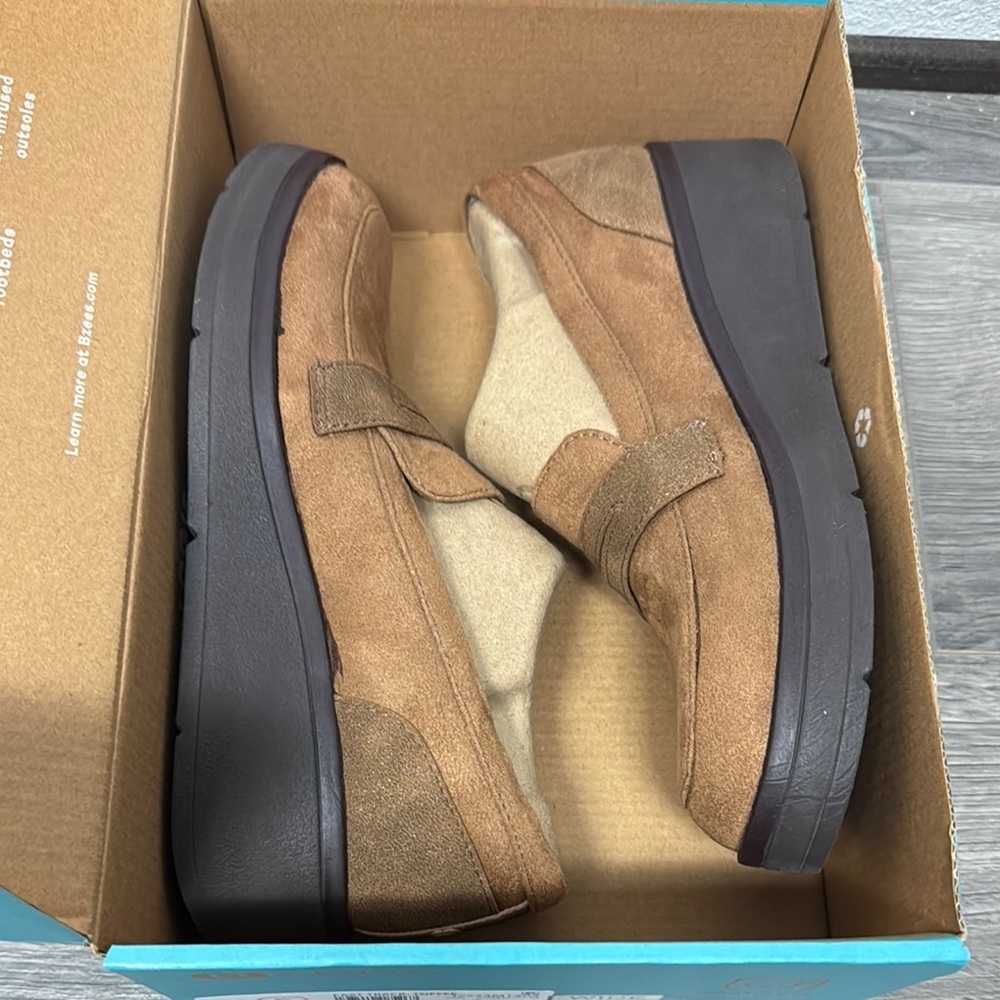 Bzees Fast Track Loafer (WIDE) - Picture 2 of 11